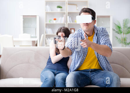 Junge Familie Spiele spielen mit Virtual reality Brillen Stockfoto