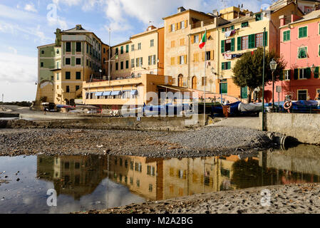 Boote an Land vor historischen traditionelle Häuser, Schuß an einem sonnigen Wintertag bei Bogliasco, Genua, Italien Stockfoto
