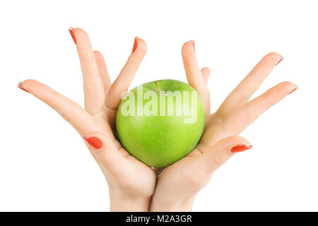 Frau Hände mit roten Nägeln polnische und perfekte Haut holding Green Apple. Auf weißen, Beschneidungspfade getrennt ausgewiesen Stockfoto