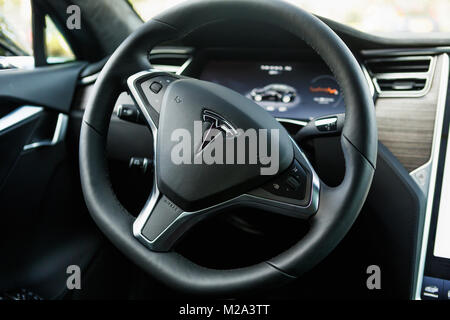 EINDHOVEN, Niederlande - 25 September 2016: Detail der Einrichtung des Tesla Model S, Blick auf das Lenkrad. Tesla Motors Werk in T Stockfoto