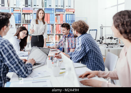 Young Business Team treffen im Büro und Brainstorming, sie diskutieren Strategien und Projekten zusammen: Startups und Teamarbeit Konzept Stockfoto