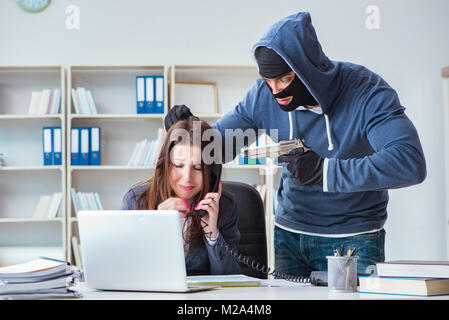 Kriminelle, die geschäftsfrau als Geisel im Büro Stockfoto