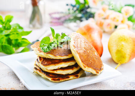 Pfannkuchen auf Teller und auf einem Tisch Stockfoto