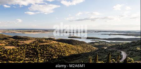 See Alqueva neben Monsaraz in der Region Alentejo, Portugal Stockfoto