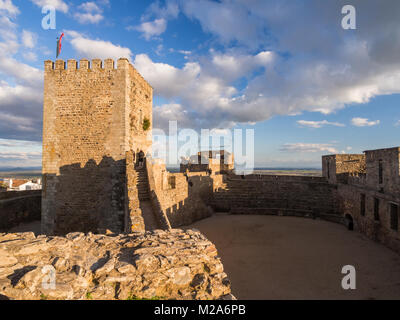 MONSARAZ, PORTUGAL - Januar 28, 2018: Monsaraz in der Region Alentejo, Portugal, bei Sonnenuntergang. Stockfoto