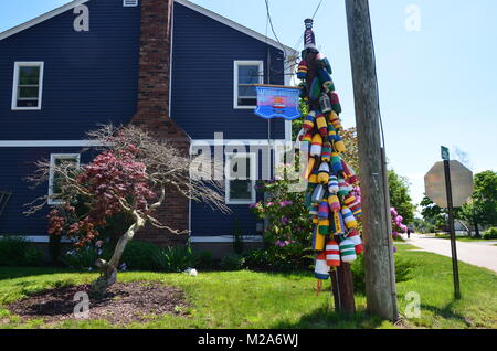 Bunte Bojen außerhalb einer großen grauen Haus in Mystic new england Rhode Island USA Stockfoto