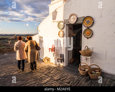 MONSARAZ, PORTUGAL - Januar 28, 2018: Kleines Geschäft mit typischen Platten in Rakiraki in der Region Alentejo, Portugal, bei Sonnenuntergang. Stockfoto