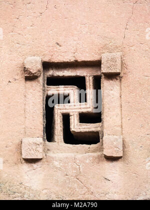 Ein Hakenkreuz förmigen Fenster der Bete Maryam Kirche in Lalibela, Äthiopien. Stockfoto