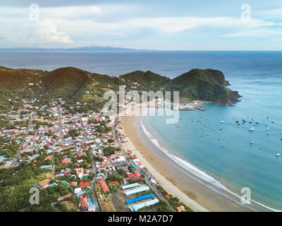 Panoramablick auf San Juan del Sur Stadt von oben Stockfoto