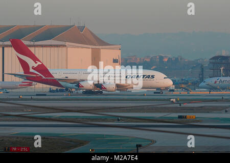 Qantas Airways Airbus A380 Taxis in Richtung Tom Bradley International Terminal am Los Angeles International Airport, Kalifornien, USA. Stockfoto