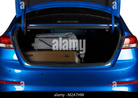Koffer und Rucksack im modernen Kofferraum auf weißem Hintergrund Stockfoto