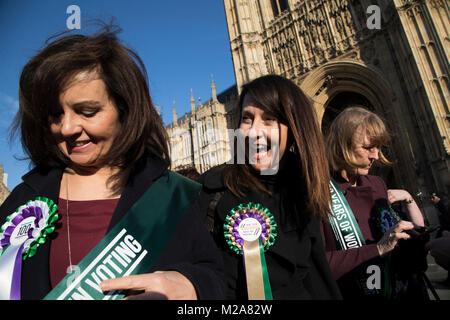 Frau Abgeordnete der Labour Party sammeln außerhalb der Häuser des Parlaments das 100-jährige Jubiläum der Suffragettenbewegung und das Recht der Frauen am 6. Februar 2018 in London, England zu Stimmen zu feiern, Vereinigtes Königreich. Heute 100 Jahre seit der Vertretung der Menschen Handeln geführt wurde, die Frauen das Recht zum ersten Mal an der Wahl beteiligen. In England im frühen 20. Jahrhundert die Suffragetten initiierte eine Kampagne von Demonstrationen und militanten Aktion unter der Führung des Pankhursts, nach der wiederholten Niederlage von frauenwahlrecht Rechnungen im Parlament. Im Jahr 1918 gewann sie die Abstimmung für Aa Stockfoto