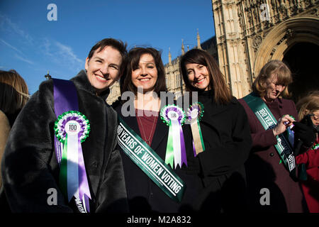 Frau Abgeordnete der Labour Party sammeln außerhalb der Häuser des Parlaments das 100-jährige Jubiläum der Suffragettenbewegung und das Recht der Frauen am 6. Februar 2018 in London, England zu Stimmen zu feiern, Vereinigtes Königreich. Heute 100 Jahre seit der Vertretung der Menschen Handeln geführt wurde, die Frauen das Recht zum ersten Mal an der Wahl beteiligen. In England im frühen 20. Jahrhundert die Suffragetten initiierte eine Kampagne von Demonstrationen und militanten Aktion unter der Führung des Pankhursts, nach der wiederholten Niederlage von frauenwahlrecht Rechnungen im Parlament. Im Jahr 1918 gewann sie die Abstimmung für Aa Stockfoto