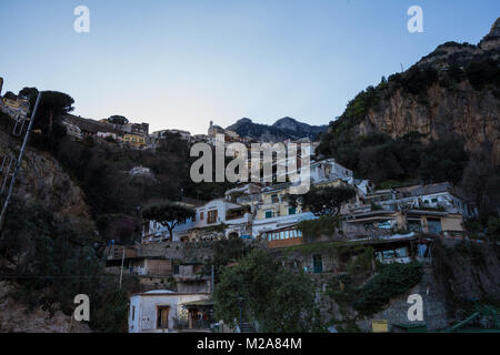 Amalfi, Kampanien, Italien, 12. März 2017 Portrait der bunten Häusern von Positano in ihrem charmanten Schönheit. Stockfoto