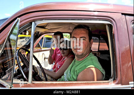 TRINIDAD, Kuba, 27. Oktober 2009. Menschen in einem alten Auto in Trinidad, Kuba, am 27. Oktober 2009. Stockfoto