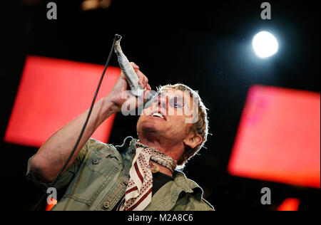 Die englische Rockband The Who live Konzert in der Orange Stage bei den Danish Music festival Roskilde Festival 2007 führt. Hier Gründer und Sänger Roger Daltrey wird dargestellt, live auf der Bühne. Dänemark, 08/07 2007. Stockfoto