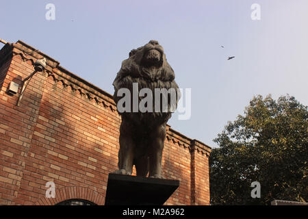 Statue eines Löwen, die Tapferkeit im Lahore Zoo, Lahore, Pakistan. Stockfoto