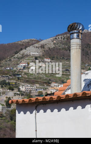 Amalfi, Kampanien, Italien, 12. März 2017. Die kleinen Schornstein eines typisches Haus der Stadt Ravello im Vordergrund, während es aus dem Hintergrund machen Stockfoto