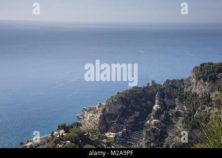 Amalfi, Kampanien, Italien, 12. März 2017. Panorama von oben gesehen, wo er alle seine Schönheit und Tiefe zum Ausdruck bringt. Stockfoto