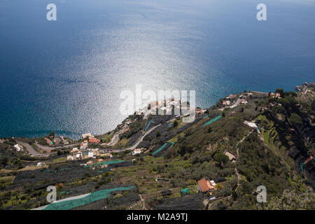 Amalfi, Kampanien, Italien, 12. März 2017. Panorama von oben gesehen, wo er alle seine Schönheit und Tiefe zum Ausdruck bringt. Stockfoto