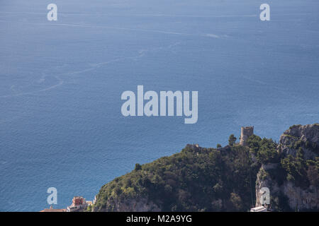 Amalfi, Kampanien, Italien, 12. März 2017. Panorama von oben gesehen, wo er alle seine Schönheit und Tiefe zum Ausdruck bringt. Stockfoto