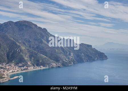 Amalfi, Kampanien, Italien, 12. März 2017. Panorama von oben gesehen, wo er alle seine Schönheit und Tiefe zum Ausdruck bringt. Stockfoto