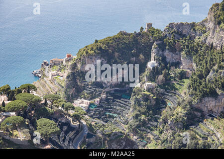 Amalfi, Kampanien, Italien, 12. März 2017. Panorama von oben gesehen, wo er alle seine Schönheit und Tiefe zum Ausdruck bringt. Stockfoto