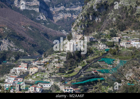 Amalfi, Kampanien, Italien, 12. März 2017. Panorama von oben gesehen, wo er alle seine Schönheit und Tiefe zum Ausdruck bringt. Stockfoto