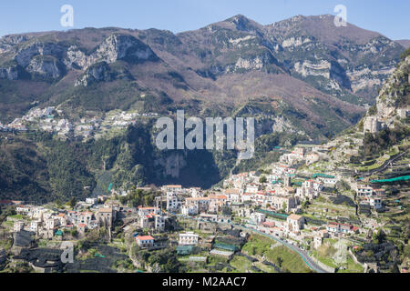 Amalfi, Kampanien, Italien, 12. März 2017. Panorama von oben gesehen, wo er alle seine Schönheit und Tiefe zum Ausdruck bringt. Stockfoto