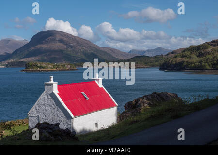 Rote überdachte crofters Cottage in der Nähe von Shieldaig, Wester Ross, Schottland. Großbritannien Stockfoto