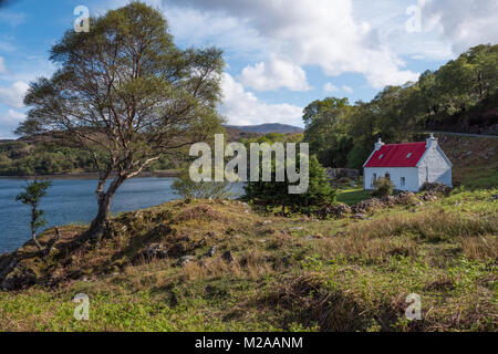 Rote überdachte crofters Cottage in der Nähe von Shieldaig, Wester Ross, Schottland. Großbritannien Stockfoto