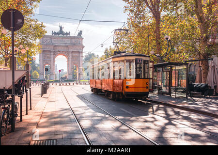 Berühmte vintage Straßenbahn in Mailand, Lombardei, Italien Stockfoto