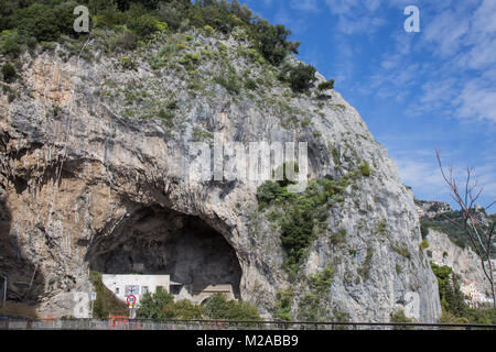 Amalfi, Kampanien, Italien, 12. März 2017. Großen Felsen mit Stalaktiten, die Auto vorbei. Stockfoto