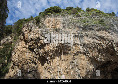 Amalfi, Kampanien, Italien, 12. März 2017. Großen Felsen mit Stalaktiten, die Auto vorbei. Stockfoto