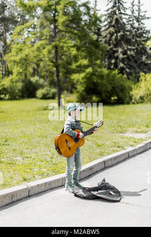 Kiew, Ukraine 01.Mai 2016: Junge spielt auf der Akustikgitarre im Freien. Kleine Straße Musiker. Farben Foto Stockfoto