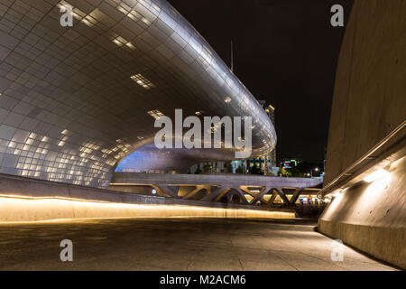 Oullim Square bei Nacht, Dongdaemun Design Plaza, Seoul, Südkorea. Offiziell am 21. März 2014 eröffnet. Stockfoto