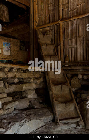 Traditionellen Langhaus, Paniduria Nocte Stamm, Lapnan Dorf, Tirap Bezirk, Arunachal Pradesh, Indien Stockfoto