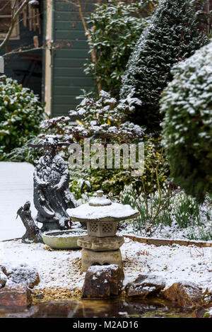 Licht Schnee, der auf einem Englischen surburban Garten. Stockfoto