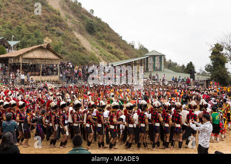 Naga ausführt sammeln für die letzte Vorstellung des Tages am Hornbill Festival 2015 Kisama Dorf, Kohima District, Nagaland, Indien. Stockfoto