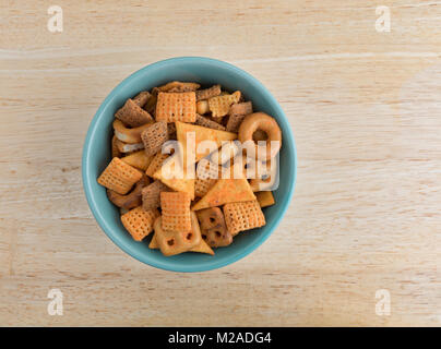 Ansicht von oben, die aus einer Mischung aus kleinen Snack essen in einer Schüssel auf einem hölzernen Tisch. Stockfoto