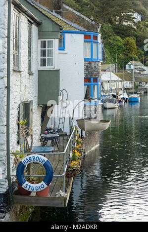 POLPERRO, CORNWALL - 07. JUNI 2009: Fisherman's Cottages rund um den Hafen Stockfoto