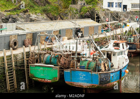 POLPERRO, CORNWALL - 07. JUNI 2009: Am Kai gefesselte Fischtrawler Stockfoto