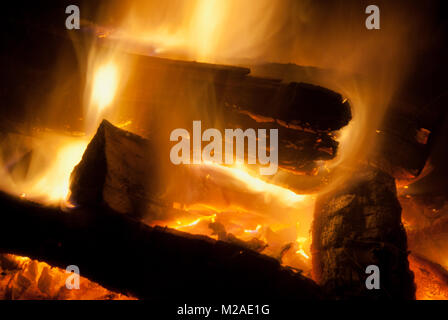 Nahaufnahme Langzeitbelichtung von Stammholz Brennen in einem Brand Stockfoto