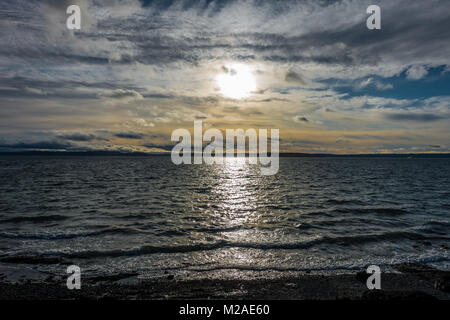 Die Sonne hinter Wolken im pazifischen Nordwesten. Stockfoto