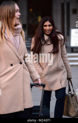 Nasreen Cevdet außerhalb des High Court in London sind, wo ein Richter gebeten worden ist, zu entscheiden, ob eine entfremdete Paar, das Teil in einer islamischen Trauung in einem Londoner Restaurant sind gültig verheiratet. Stockfoto