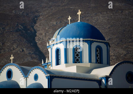 Orthodoxe Kirche auf dem Hintergrund der Berge Stockfoto