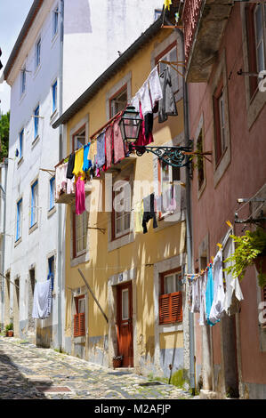 Kleidung trocknen auf der Wäscheleine, Lissabon, Portugal Stockfoto