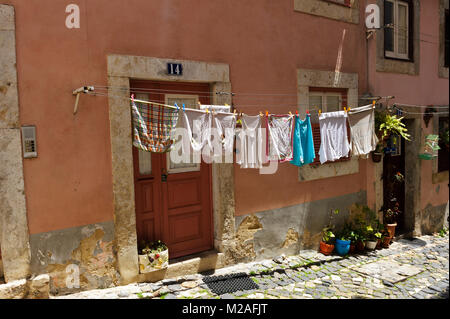 Kleidung trocknen auf der Wäscheleine, Lissabon, Portugal Stockfoto