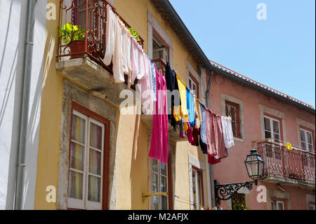 Kleidung trocknen auf der Wäscheleine, Lissabon, Portugal Stockfoto