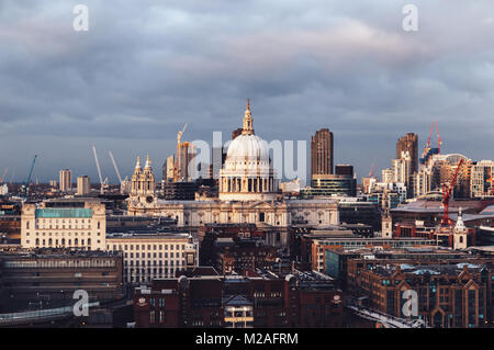 Die St Paul's Kathedrale Dom auf moderne Skyline von London an bewölkten Tag Stockfoto